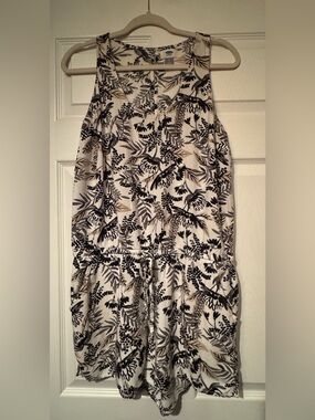 Old Navy Sz Large Black and Cream Floral Sleeveless Romper w/ tie waist, pockets
